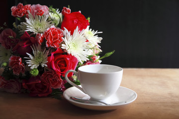 Obraz na płótnie Canvas flower ,coffee cup on cork board