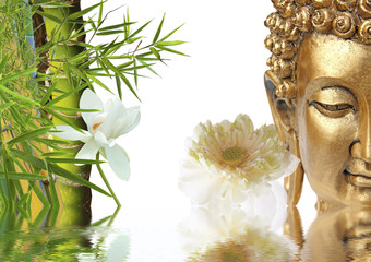 bouddha doré, lotus et bambou asiatique