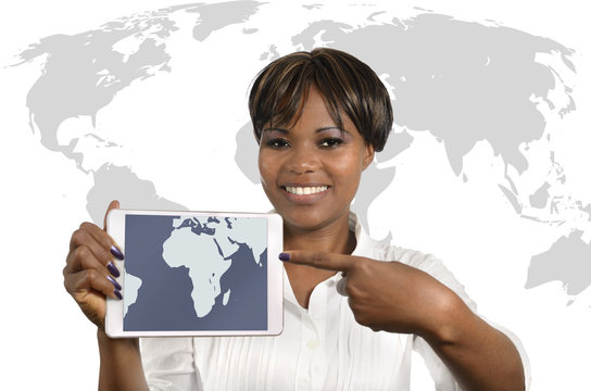 Afrikanische Geschäftsfrau mit Tablet