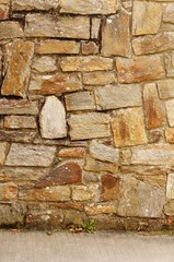 Hintergrund Bruchsteinwand mit Betonboden