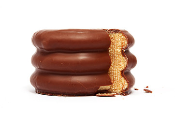 Angeschnittener Baumkuchen auf weiß isoliert