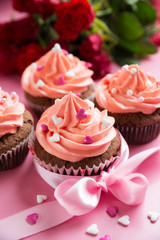 Kleine Kuchen mit rosafarbenem Topping