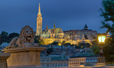 Budapest Fischerbastei  Matthiaskirche beleuchtet