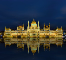 Fototapeta na wymiar Budapest Parlament beleuchtet mit Spielgelung in Donau