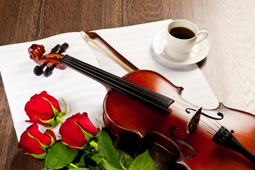 Fototapeta premium Red roses and a violin