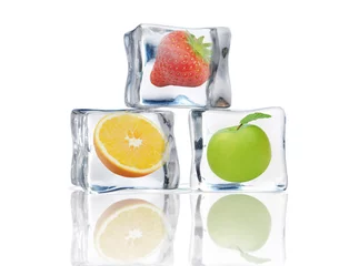 Gordijnen Fruit in ijsblokjes © Pixelbliss