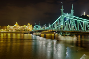 Budapest Gellertbad Freiheitsbrücke beleuchtet