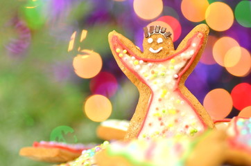 Smaczne pierniki bożonarodzeniowe na tle bokeh © Darios