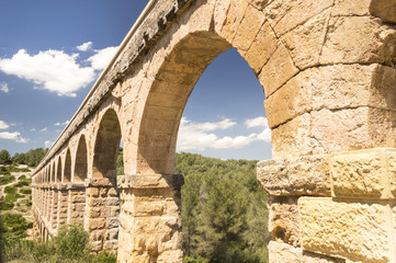 Fototapeta na wymiar Starożytny rzymski Akwedukt w Hiszpanii, Europie