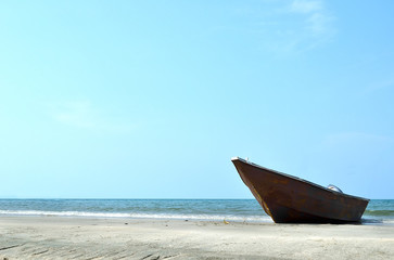 Fototapeta na wymiar A boat at a beach