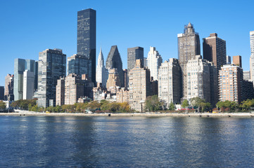 Fototapeta na wymiar Manhattan Skyline z Roosevelt Island w Nowym Jorku