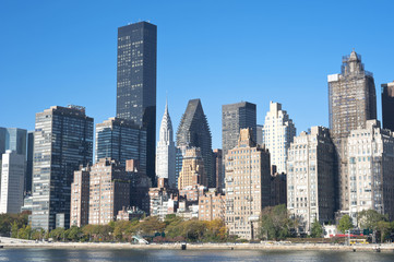 Fototapeta na wymiar Manhattan Skyline z Roosevelt Island w Nowym Jorku