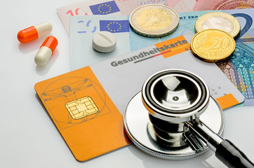 Stethoskop mit Gesundheitskarte auf Geldscheinen