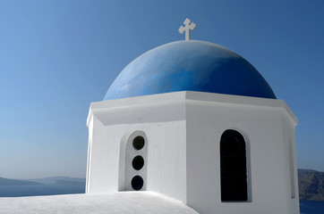 Fototapeta na wymiar Kopuła kościoła w Oia na wyspie Santorini w Grecji.