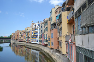 Fototapeta na wymiar Houses over Onyar River in Girona.
