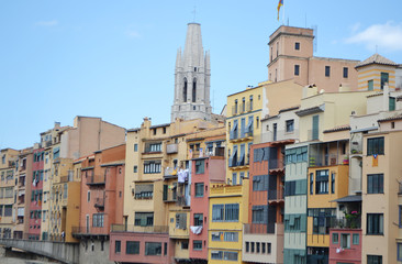 Fototapeta na wymiar Houses over Onyar River in Girona.