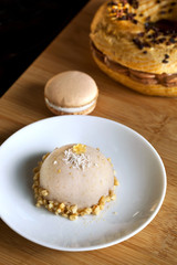 Mousse à la fraise, macaron et Paris-Brest sur une table