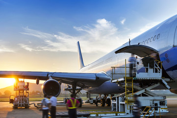 Obraz na płótnie Canvas Samolot w pobliżu terminalu w anairport na zachodzie słońca
