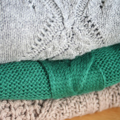 pila di maglioni colorati