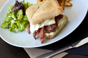 Hamburger gastronomique, frites et salade verte