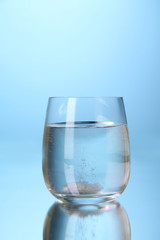 Glass with efervescent tablet in water with bubbles