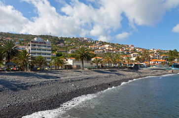 Fototapeta na wymiar ¯wirowa plaża w Santa Cruz, Madery, Portugalia