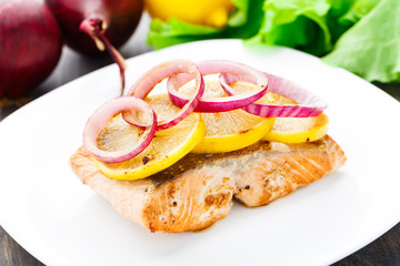 Salmon steak with lemon and onion