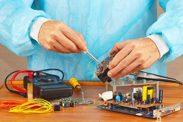 Repair of electronic devices in the service workshop