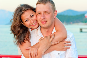Obraz premium man and woman hugging near the sea