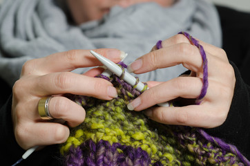 Frau beim Stricken