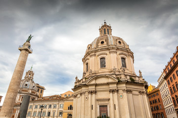 Fototapeta na wymiar Traian kolumny i Santa Maria di Loreto w Rzymie