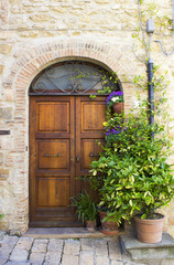 Fototapeta na wymiar piękne drzwi toskańskie, Volterra, Włochy
