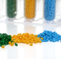 Reagenzgläser und Haufen farbiges Masterbatch Kunststoffgranulat