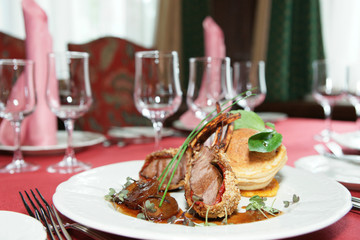 Rack of lamb with caramelized onions and bread