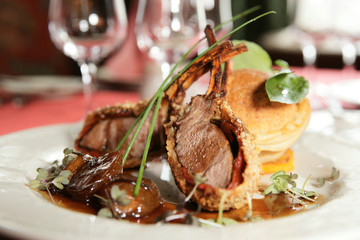 Rack of lamb with caramelized onions and bread