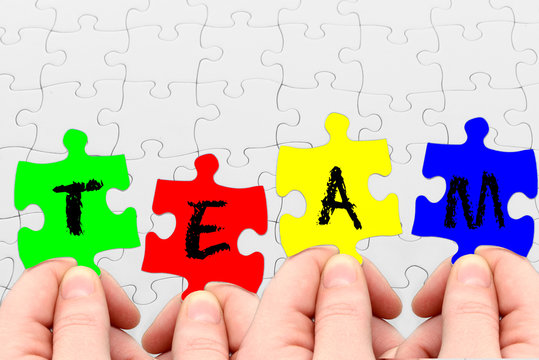 Farbige Puzzleteile symbolisieren Teamwork