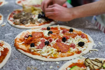 Crédence de cuisine en verre imprimé Pizzeria chef faisant des pizzas