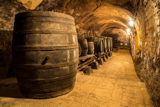 Fototapeta Stare drewniane beczki w piwnicy z winami