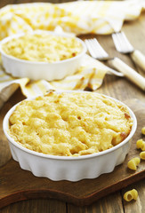 Pasta baked with cheese