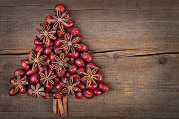 Christmas tree made of cinnamon, anise and dog-rose