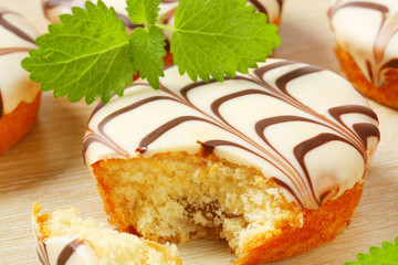 Glazed mini cakes