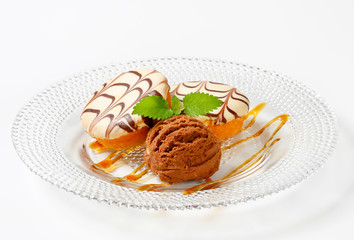 Mini cakes with chocolate ice cream