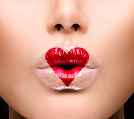 Schönheits-sexy Lippen mit Herz-Form-Farbe. Valentinstag