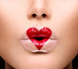 Fototapeten Schönheits-sexy Lippen mit Herz-Form-Farbe. Valentinstag © Subbotina Anna