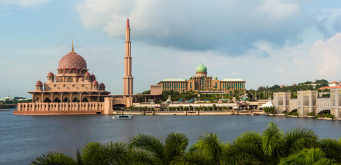 Obraz premium Panorama view of Putrajaya Mosque and Perdana Putra .