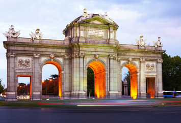 Obraz premium Gate of Toledo in summer dusk