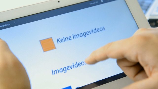 Finger arbeiten mit Grafik auf Tablet