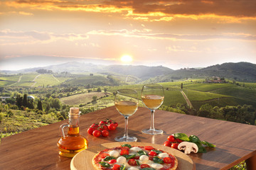 Obrazy na Szkle  Włoska pizza i kieliszki białego wina w Chianti we Włoszech