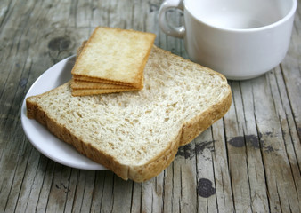 Fototapeta na wymiar plate with a cup and bread