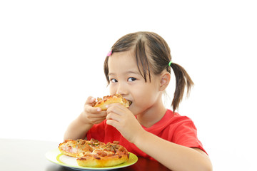 食事を楽しむ女の子